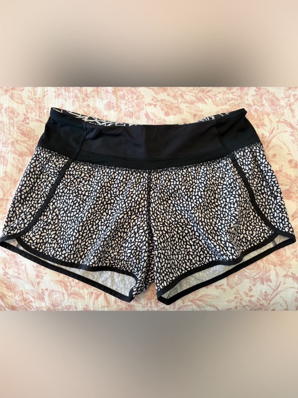 Lululemon Run Times Short 4'' Miss Mosaic Black Mid Rise Sz 6 geometric